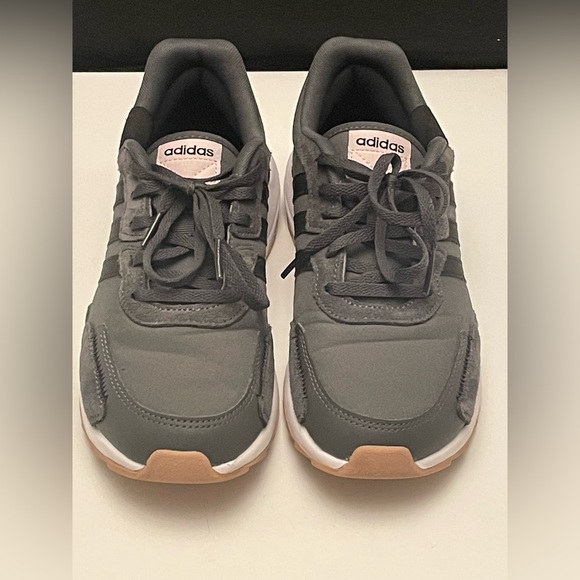 ADIDAS RETRO RUN DARK GRAY SNEAKERS, 3 SIDE STRIPES PINK ACCENTS, WOMEN’S SIZE 8 - Picture 3 of 12